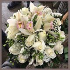 دسته گل عروس سفید زیبا با تزئین گلهای ارکیده
